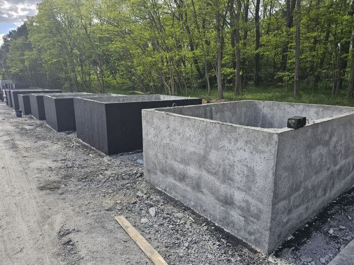 Plac produkcyjny z szambami betonowymi Sanok gotowymi do transportu
